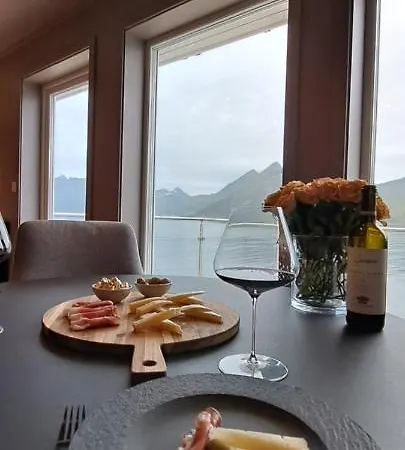 Senja, Husoy I Senja Leilighet Med Sjo- Og Fjellutsikt 180grader