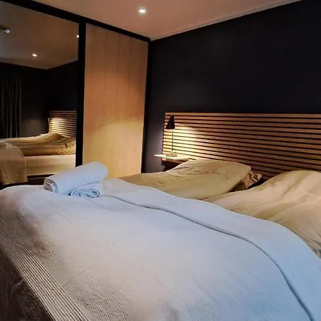 Appartement Senja, Husoy I Senja Leilighet Med Sjo- Og Fjellutsikt 180grader